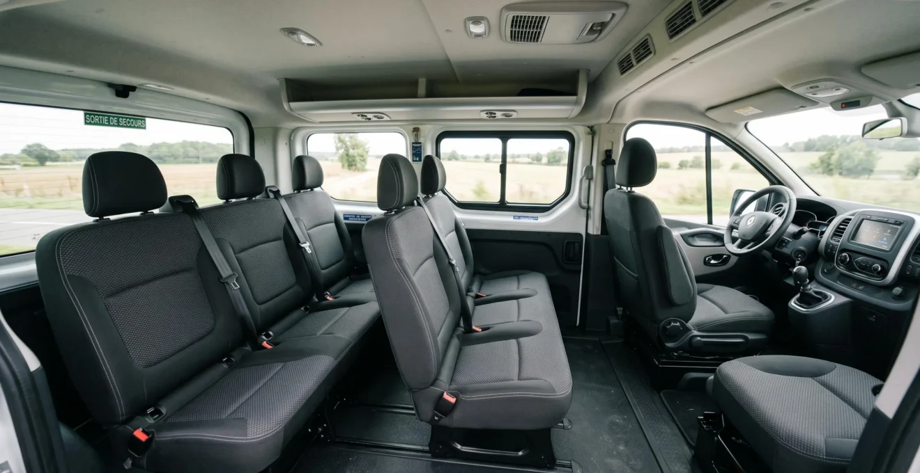Intérieur spacieux d'un minibus moderne avec sièges ergonomiques et espace généreux entre les rangées